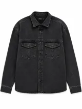 Sobrecamisa de denim negro con efecto lavado, cuello camisero, cierre frontal con botones metálicos negros y dos bolsillos frontales con solapa.