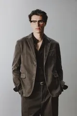 Blazer de corte relajado confeccionada en mezcla de algodón con acabado efecto lavado. Presenta cuello con solapas de muesca, cierre frontal con dos botones, bolsillo de vivo en el pecho y bolsillos con solapa en la cadera. Diseño sin forro interior con aberturas en la espalda.