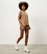 Remera deportiva de manga corta y cuello redondo, confeccionada en poliamida con elastano, de color rosado y diseño liso.