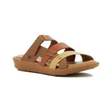 Sandalias de cuero color suela y marrón, con diseño de tres tiras cruzadas en el empeine y tira ajustable con velcro en el talón. Cuenta con suela plana y cómoda.