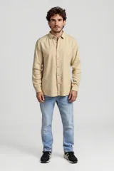 Camisa de manga larga color beige, con cuello y confeccionada en una mezcla de algodón y lino.