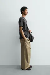 Camiseta de corte boxy fit, con cuello redondo y manga corta. Presenta un acabado irregular con efecto lavado que le otorga un aspecto vintage.