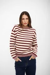 Buzo de tejido de punto con diseño a rayas horizontales en color bordó y beige, de cuello redondo, manga larga y puños y ruedo acanalados.