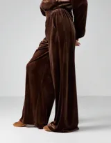 Conjunto de dos piezas de terciopelo color chocolate, compuesto por una campera oversized con cierre frontal y un pantalón wide leg de tiro alto con cintura elastizada.