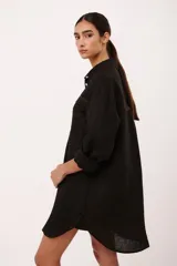 Vestido camisero corto color borgoña de lino italiano, con cuello camisero, manga larga, cierre frontal con botones y dos bolsillos de parche en el pecho con bordado de cerezas.