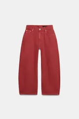 Jeans capri de tiro medio y pernera balloon, color rojo ladrillo. Confeccionados en denim, cuentan con trabillas en la cintura, bolsillos delanteros y traseros, y cierre frontal con cremallera y botón metálico.