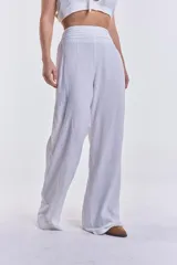 Pantalón blanco de pierna ancha y tiro alto, con pretina elástica fruncida.