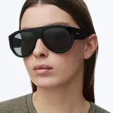 Lentes de sol estilo aviador con montura oversized de líneas limpias y diseño retro. Cuentan con lentes polarizadas con protección UV400 y recubrimiento antiscratch.