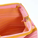 Bolso bandolera de diseño estructurado tipo saco, con patrón de rayas horizontales en tonos amarillo mostaza y rosado. Cuenta con cierre de broche metálico superior y correa de cadena dorada.