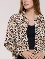 Camperita liviana de silueta entallada y largo a la cintura, con cuello camisero, cierre frontal de botones, mangas largas y bolsillos con solapa en el pecho. Presenta estampado animal print.