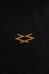 Short de baño negro con cordón ajustable color mostaza y logo bordado en la pierna derecha.