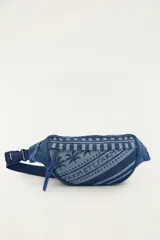 Riñonera confeccionada en poliéster con efecto denim, con estampado de palmeras, bandas geométricas y la inscripción "FARM". Cuenta con cierre de cremallera y correa ajustable con hebilla de plástico.