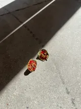 Aros colgantes con base de bronce y piedras rojas.