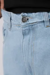 Pantalón de jean de corte recto en color celeste claro, con diseño clásico de cinco bolsillos y costuras reforzadas.