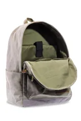 Mochila de lona tipo canvas lisa, color verde oliva con base gris.