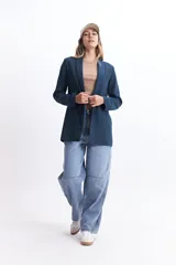 Blazer azul petróleo estilo lino, de corte recto y largo a la cadera.