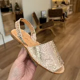 Chatas de cuero color dorado con tira trasera elástica.