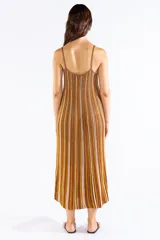 Vestido midi de tejido de punto con rayas verticales en tonos mostaza, marrón, beige y blanco, tirantes finos y escote en V.