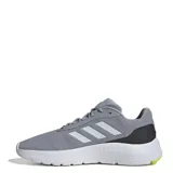 Championes Adidas Cloudfoam Move de color gris, con diseño de malla transpirable, las icónicas tres tiras laterales en tono plateado y detalles en verde lima en la lengüeta y la mediasuela. Cuenta con tecnología de amortiguación Cloudfoam Walk para mayor confort.
