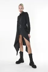 Camisa negra con laterales más largos y jareta en la cintura.