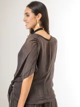 Blusa cruzada de seda italiana, color marrón, con diseño envolvente y lazo para atar en el lateral. Incluye una musculosa básica al tono para usar debajo.