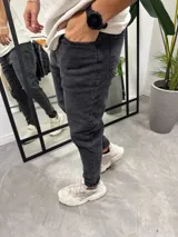 Jean de corte skinny en color negro con efecto gastado. Confeccionado en tejido con lycra para mayor flexibilidad y ajuste al cuerpo.