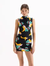 Pollera mini de tejido de punto elastizado color negro con estampado frutal, con calza biker interna y cintura con elástico oculto.