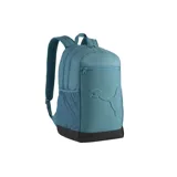 Mochila Puma modelo Buzz de 28 litros, color verde menta con base negra, bolsillos laterales de red y logo Puma grabado en relieve en el frente.