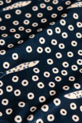 Top de bikini de terciopelo azul marino con estampado de lunares y detalles gráficos, tirantes finos ajustables y soporte estructurado.