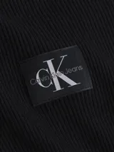 Sweater negro Calvin Klein con cuello alto, confeccionado en tejido lyocell suave y con insignia del monograma en el pecho.