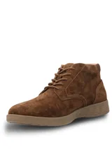 Botas tipo chukka Hush Puppies modelo Spinal City, confeccionadas en cuero gamuzado color chocolate. Presentan cierre mediante cordones al tono, costuras reforzadas y suela de poliuretano con tecnología Spinal para mayor amortiguación y tracción.