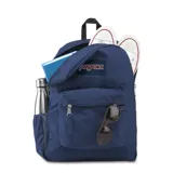 Mochila JanSport Cross Town azul marino con logo bordado. Tiene un compartimento principal grande, un bolsillo frontal con organizador interno, un bolsillo lateral para botella de agua, panel trasero acolchado y correas de hombro acolchadas.