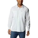 Camisa de manga larga Columbia, modelo Silver Ridge, color blanco. Confeccionada en tejido técnico ligero y transpirable con tecnología Omni-Wick y protección solar Omni-Shade UPF 50. Presenta cuello clásico, cierre frontal con botones, dos bolsillos en el pecho y sistema de ventilación en la espalda.