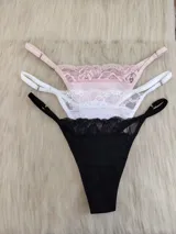 Pack de tres tangas de algodón con detalle de encaje en la parte superior frontal y breteles regulables. Incluye una unidad en color rosado, una en blanco y una en negro.
