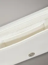 Cartera de hombro rectangular color blanco, con solapa frontal y logo metálico de Calvin Klein. Cuenta con dos correas desmontables: una fina ajustable y una ancha de tela con inscripción.