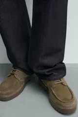 Zapato tipo náutico color verde oliva. Capellada de cuero serraje, con cordones y suela track. Marca Mango Man.