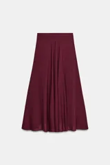 Falda midi de tiro alto con corte evasé y caída fluida. Presenta un diseño minimalista en color azul denim con cierre lateral oculto.