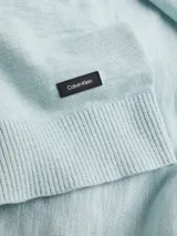 Sweater celeste de algodón orgánico con cuello redondo y etiqueta con logo de goma de Calvin Klein en el bajo.