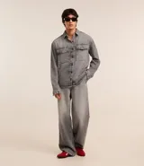 Pantalón baggy de jean azul, con bolsillos delanteros tipo cuchillo y bolsillos traseros.