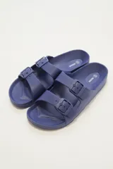 Sandalia tipo Birkenstock de color azul oscuro, fabricada en material sintético con dos tiras ajustables con hebillas al tono.