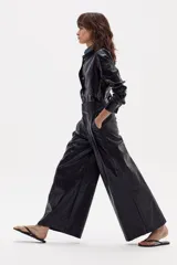Pantalón culotte de lino con acabado metalizado, color azul oscuro, de corte holgado y tiro alto.