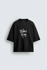 Sudadera de corte relajado confeccionada en algodón, con cuello redondo, manga corta y acabado en rib. Presenta un estampado gráfico a contraste en la parte frontal.