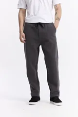 Pantalón de jogging color beige, confeccionado en algodón y poliéster, con cintura elástica y cordón ajustable. Diseño clásico sin puño en los tobillos.