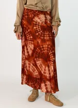 Pollera midi de corte evasé con estampado tie-dye en tonos azul y blanco. Confeccionada en tejido fluido.