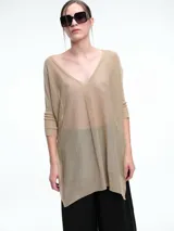 Sweater tipo túnica de tejido liviano con hilo brillante, de corte amplio y holgado. Presenta escote en V, mangas largas y una textura con transparencia sutil.