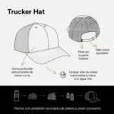 Gorro tipo trucker color beige con paneles traseros de malla marrón y parche bordado con diseño de montañas. Ajustable con visera curva. Fabricado con plástico reciclado.