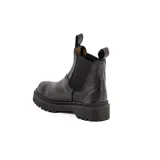 Bota Chelsea de caña media en cuero negro, con paneles elásticos laterales y suela track dentada de goma.