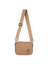 Bandolera de diseño rectangular con acabado capitoneado, confeccionada en lona color rosado. Cuenta con una correa ajustable y extraíble con el logo de la marca grabado, cierre superior y un parche decorativo con el logo en el frente.