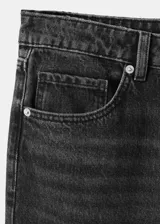 Jeans de corte recto y tiro medio, confeccionados en denim 100% algodón de color gris oscuro con efecto acid wash.