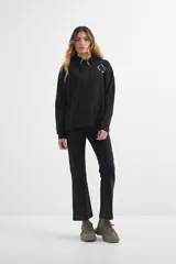 Hoodie de algodón color marrón, con capucha ajustable mediante cordones y bolsillo canguro frontal. Presenta un pequeño estampado blanco en el pecho con la palabra "ORIGIN".